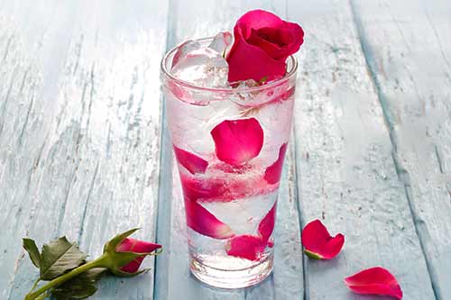 7 Eigenschaften von Rosenwasser